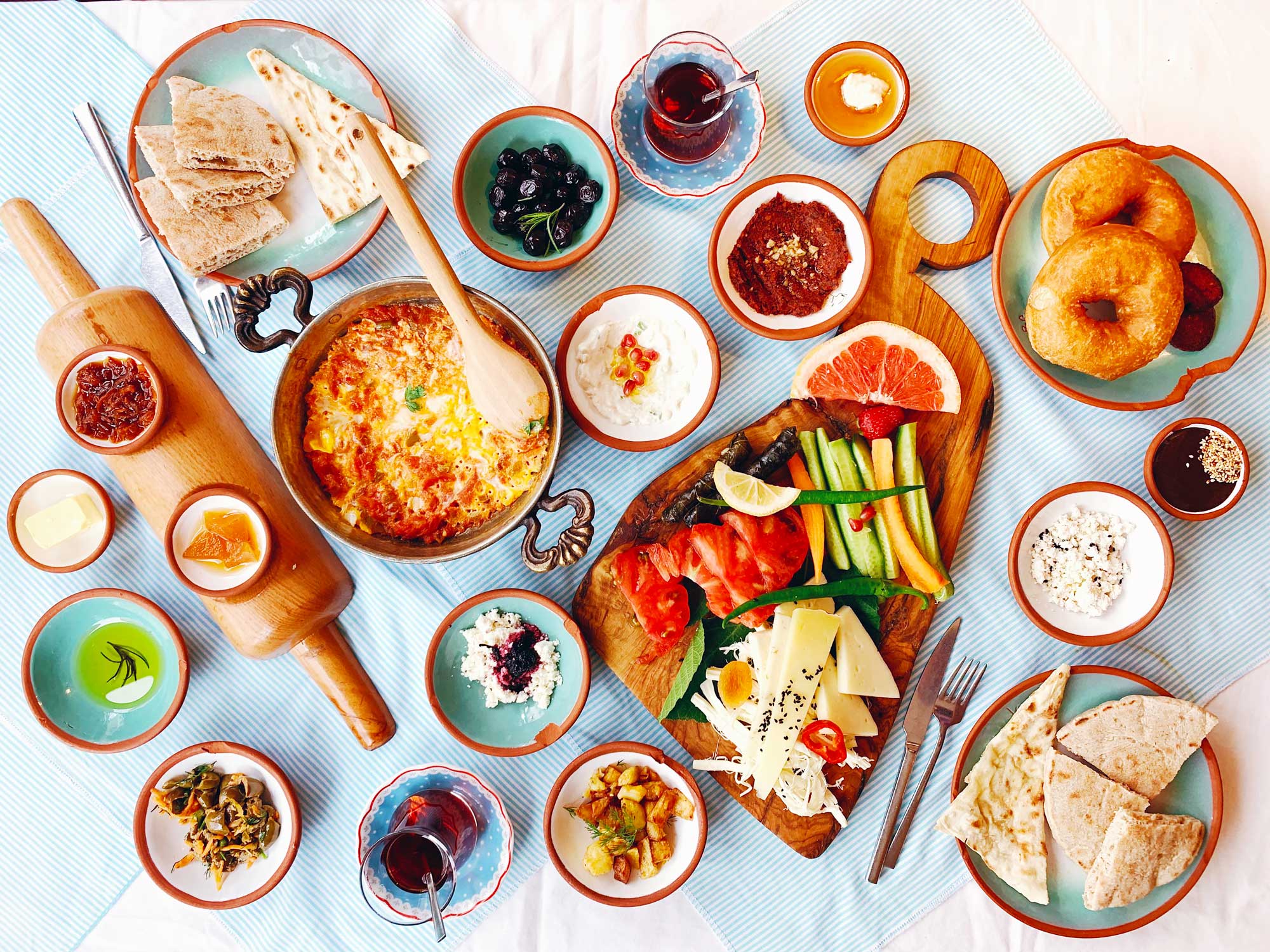 Ett uppdukat buffebord