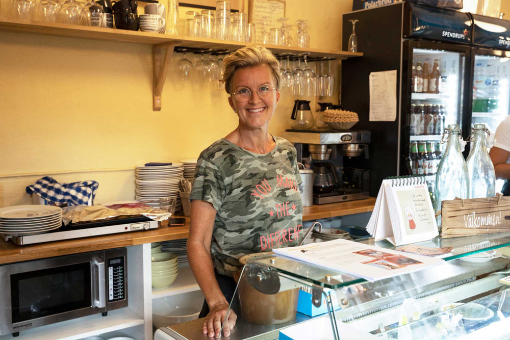 Camilla står i kassan.