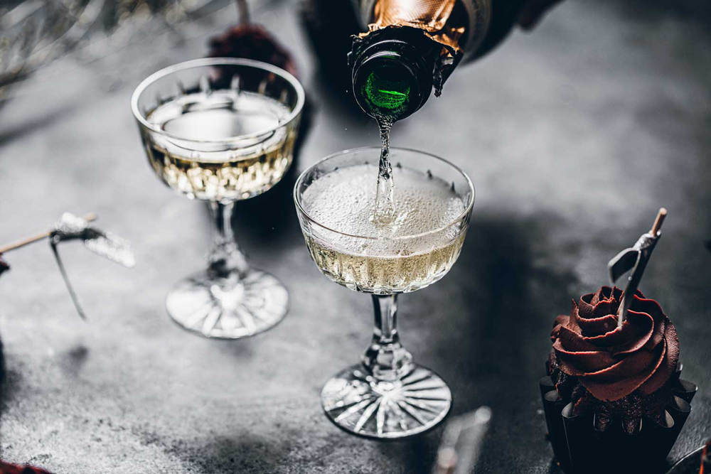 Champagne hälls upp i ett glas