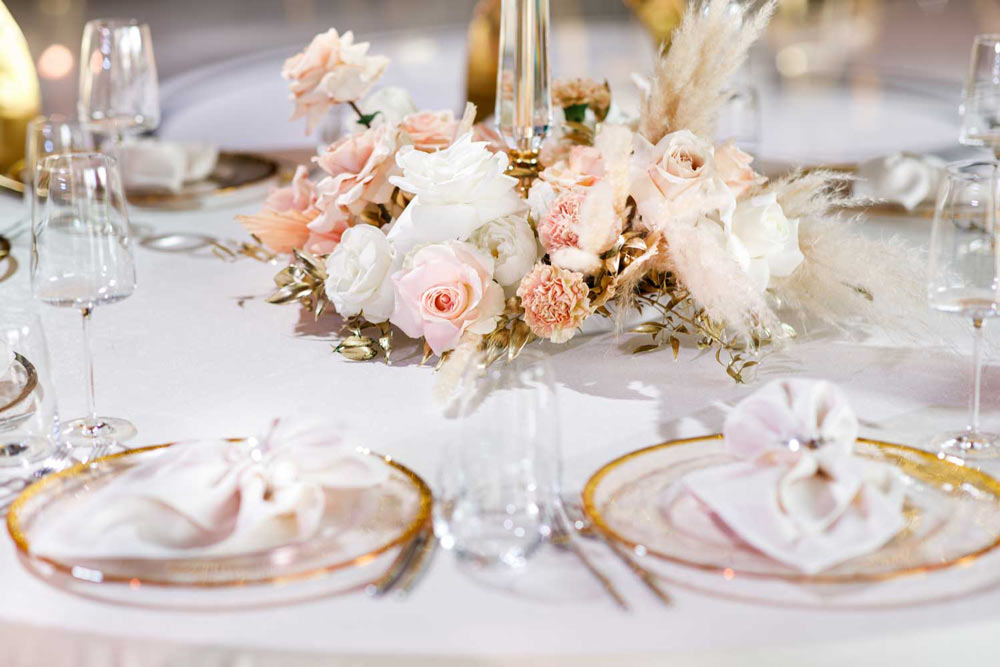 Ett brölloppsbord med blomsterdekroationer