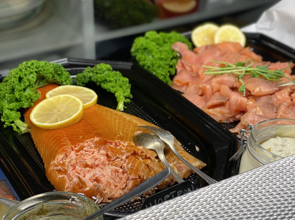 En gravad lax med en citron